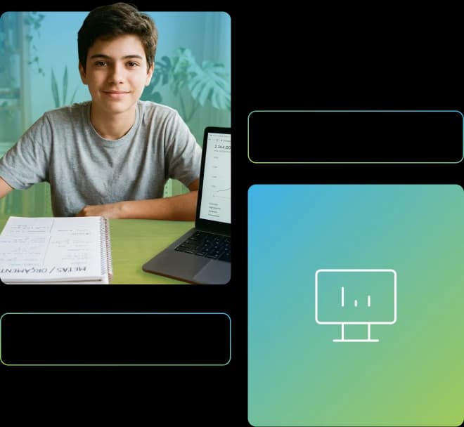 Um jovem sentado diante de uma mesa com um laptop e um caderno sorri levemente enquanto olha para a câmera